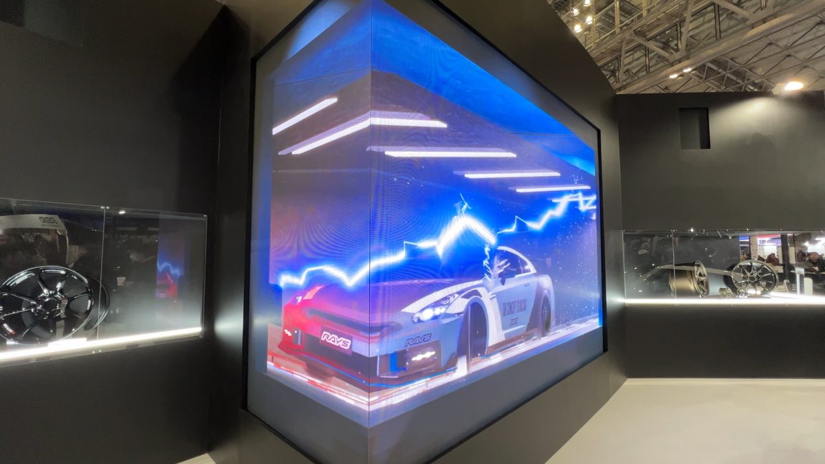 大型LEDサイネージでのAIアバター演出